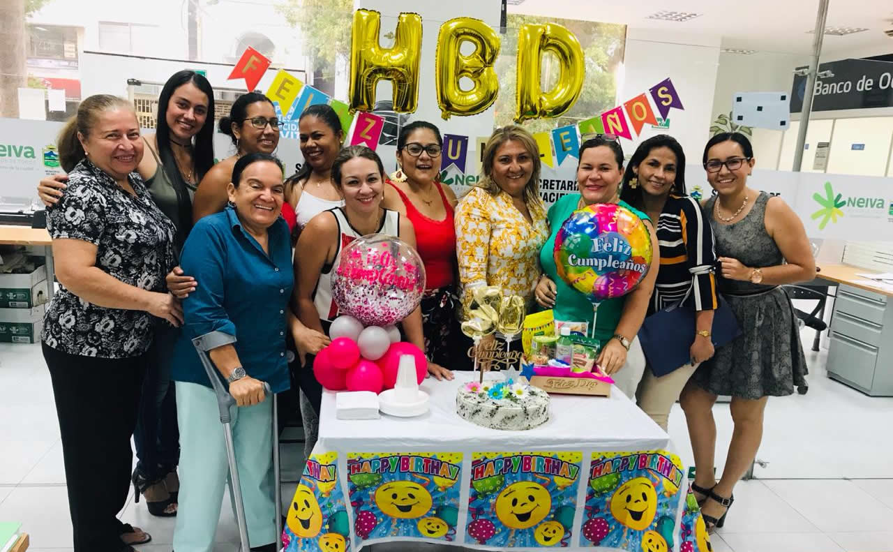 Martha Liliana Rodríguez, la cumpleañera junto a sus compañeros de Secretaría de Hacienda.